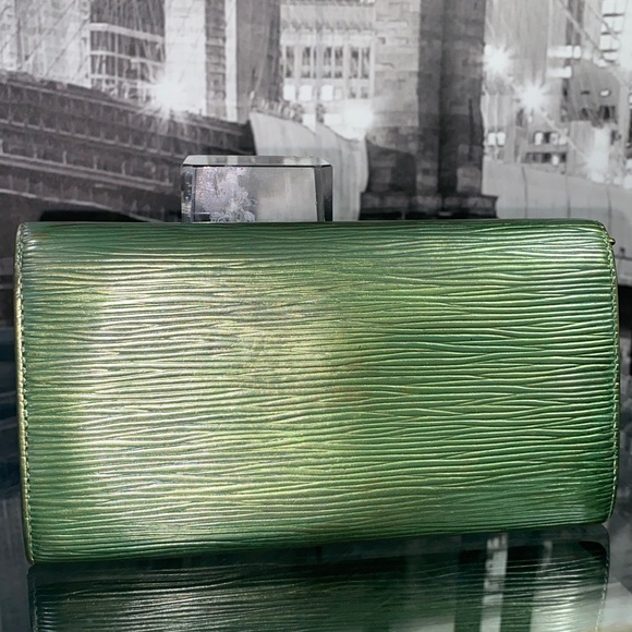 Authentic Rare Louis Vuitton Epi Leather Sarah Wallet - Picture 9 of 16